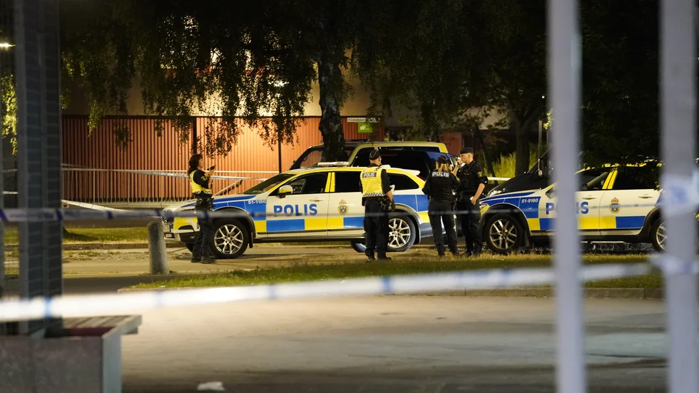 Bilder på hur den skjutne polisen får hjärt-lungräddning sprids nu på sociala medier. På bilden: Polisens avspärrningar i Biskopsgården efter skjutningen.