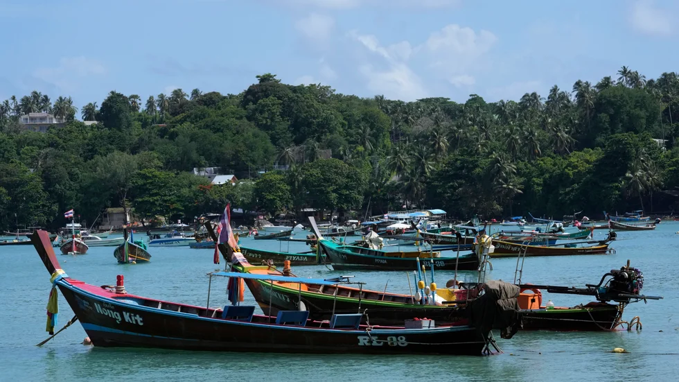 Tomma båtar väntar på att turisterna ska komma tillbaka till Phuket.