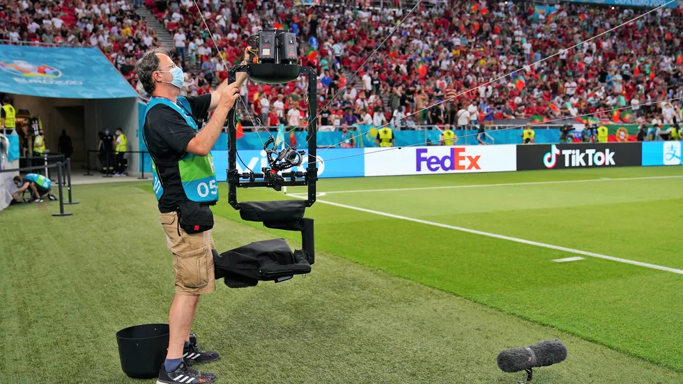 EM-matchen i Budapest: Den här kameran har styr- och stabiliseringteknik från Linköping. Och den kan via ett vajersysten "flyga" över planen och ställa sig var som helst.