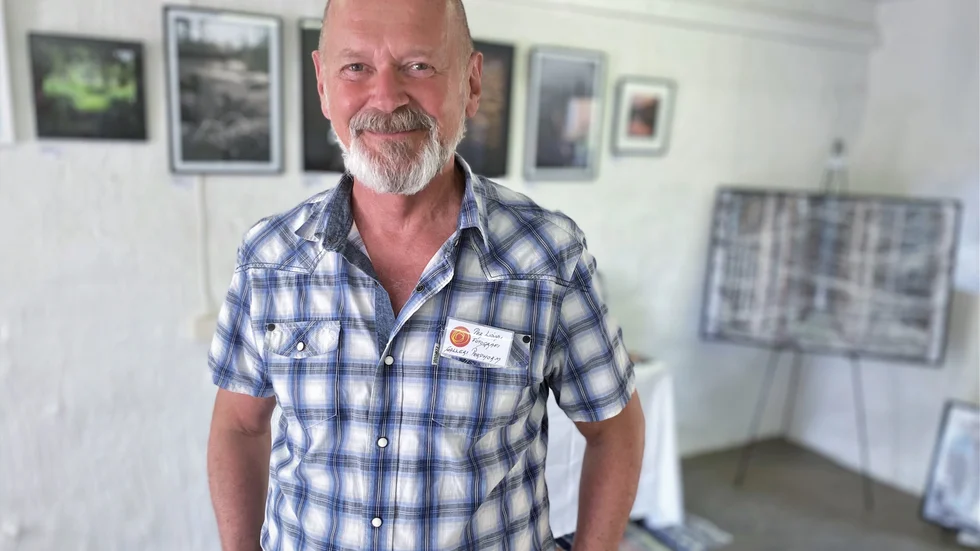 Fotografen Per Lidvall sålde julkort mitt i sommaren under utställningen "Kost på väg" i Tierp.
