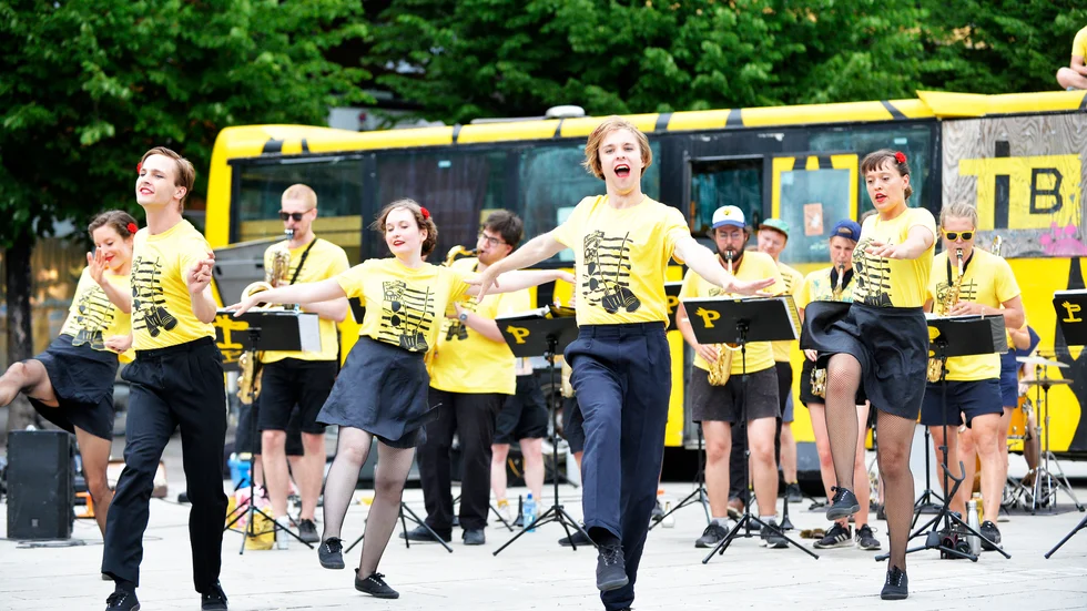 Musikerna och dansarna sped glädje på torget under onsdagen. Alla medlemmar i Promenadorquestern och Baletten Paletten har scennamn – här syns dansaren Kanske i mitten. 