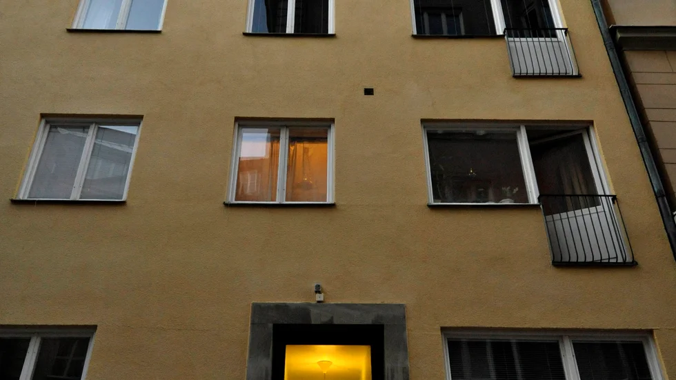 "Vissa attraktiva boenden får en relativt låg hyra, och blir ett kap för den som kan lägga vantarna på ett sådant. Samtidigt kan mindre attraktiva bostäder, till exempel i brottsutsatta områden, få en högre hyra än de egentligen är värda", skriver ledarskribenten.