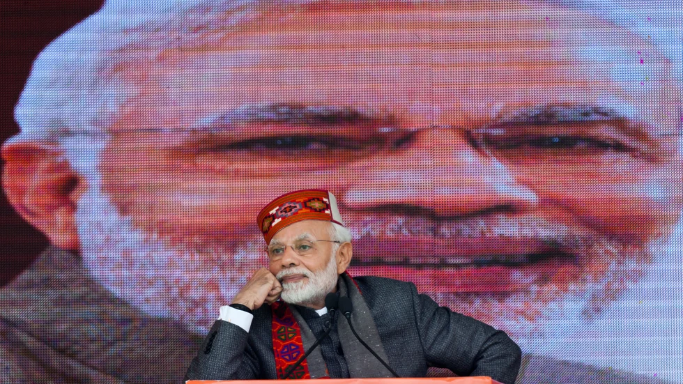 Indiens premiärminister Narendra Modi ombildar sin regering.