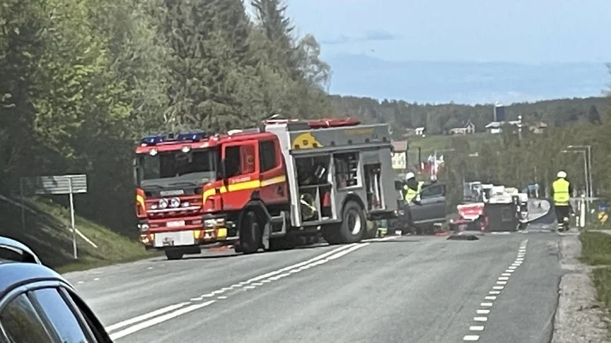 E4 söder om Lövånger var helt avstängd på måndagseftermiddagen i samband med en trafikolycka.