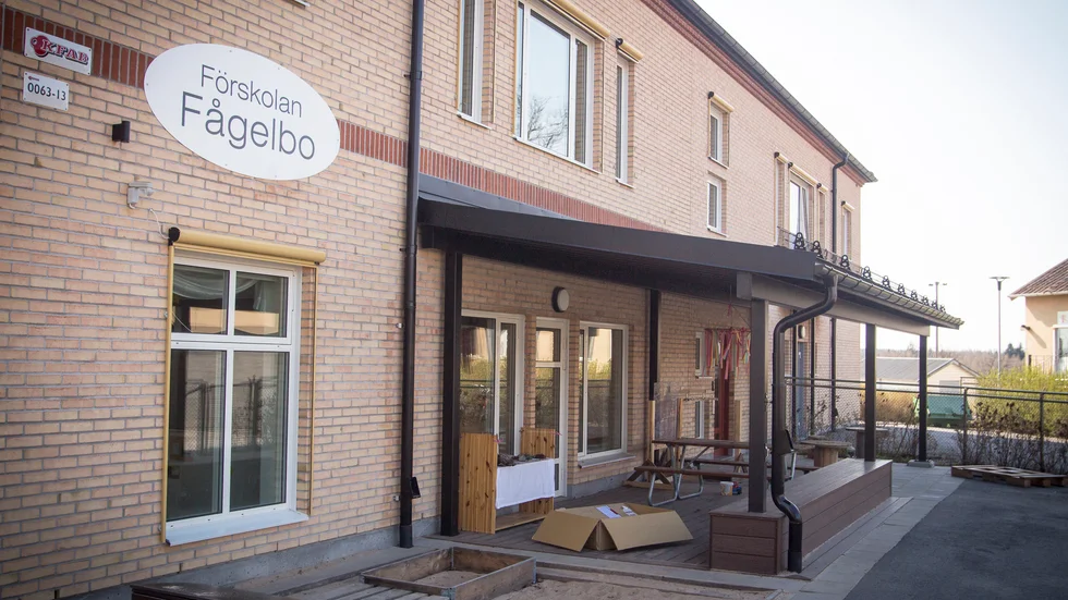 Förskolan Fågelbo med två våningsplan tar hjälp av utemiljön för att minska barngruppernas storlek.