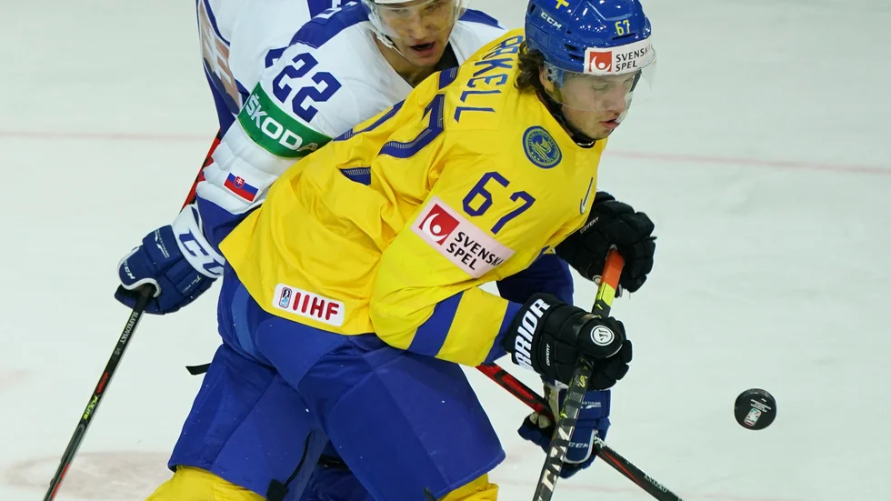 Rickard Rakell i kamp med Slovakiens Samuel Knazko i gårdagens segermatch.