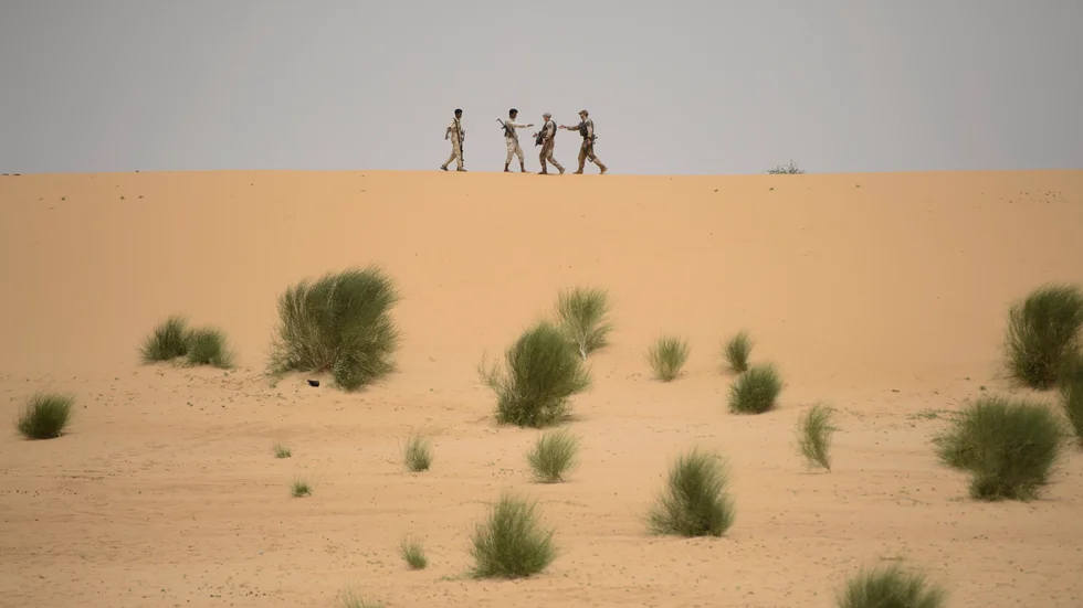 Maliska soldater hälsar på FN-soldater i Timbuktu. Arkivbild.
