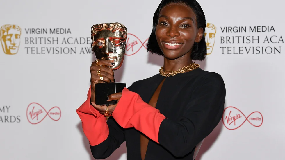 Michaela Coel med en av sina Bafta-statyetter.