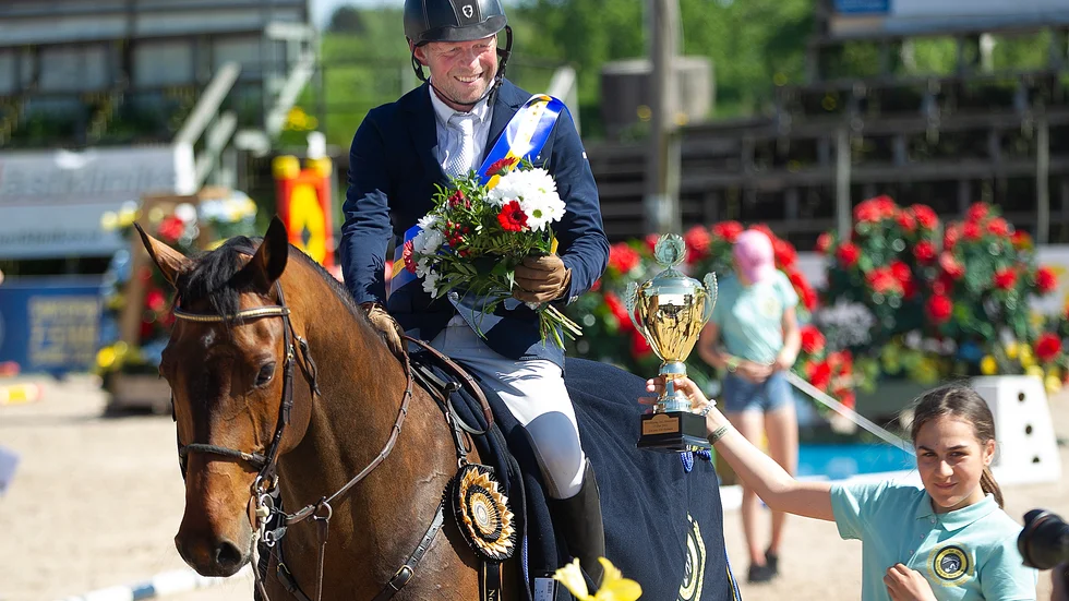 Jens Fredricson tog hem buckla, blommor och prischecken på 15 000 kronor.