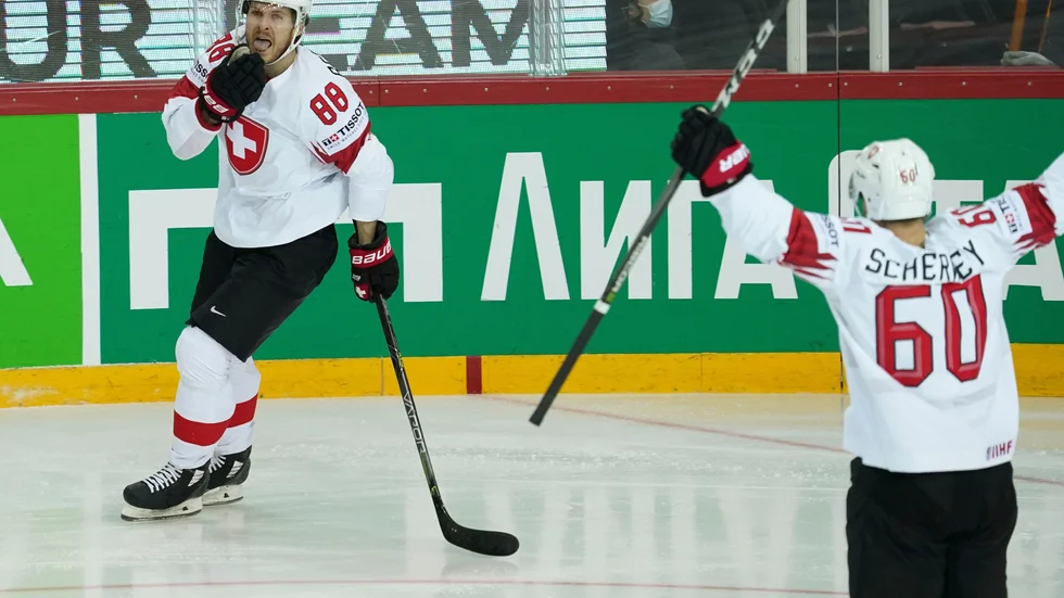 Christoph Bertschy, till vänster, och Tristan Scherwey jublar efter Schweiz blictöppning mot Belarus.