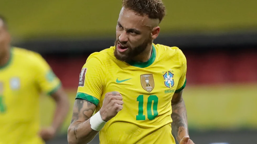 Brasiliens Neymar satte en straff mot Ecuador, på andra försöket.