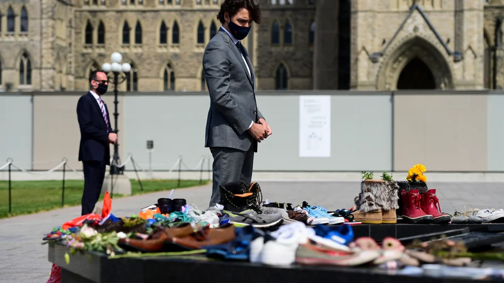 Kanadas premiärminister Justin Trudeau tidigare i veckan vid en minnesplats som bildats i Ottawa efter att kvarlevorna efter 215 barn hittats på en skolas marker.