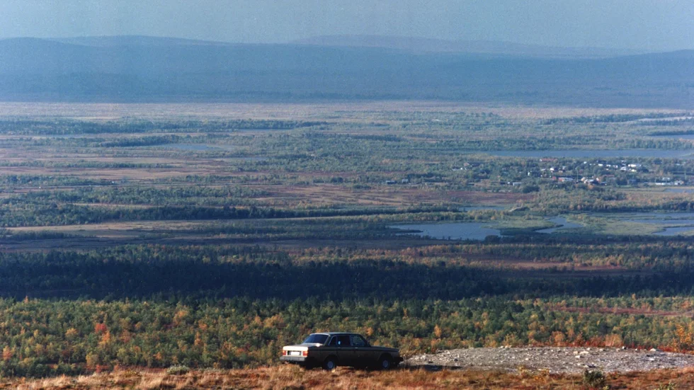 "Snö och potatis" skildrar dels en roadtrip genom Tornedalen, dels en resa tillbaka till barndomen, genom minnets mörka korridorer.