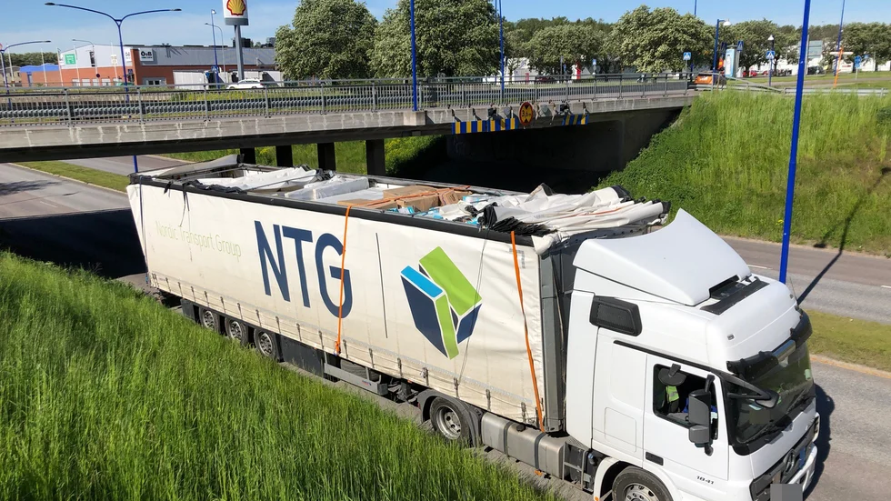 En lastbil körde fast i viadukten på Riksvägen/Finspångsvägen tidigt på tisdagsmorgonen.