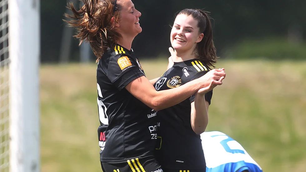 Mathilda Holmberg och Hanna Sävhult firar ett av Smedbys mål. På onsdagkvällen väntar prestigemötet med IFK Norrköping. Vi sänder matchen på sajten.