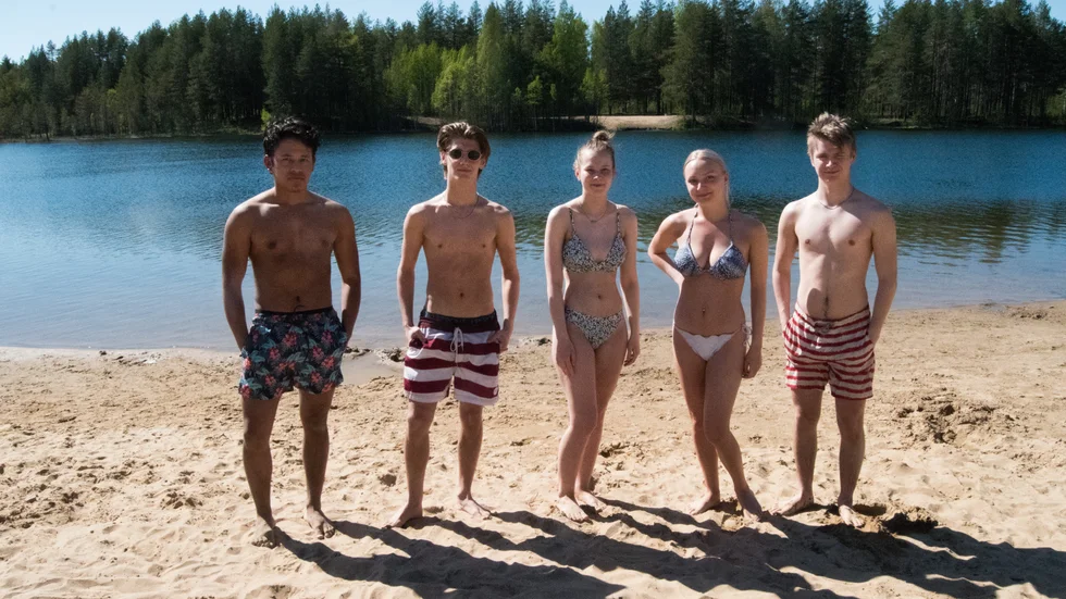 Fernando Lara, Jacob Jildholt, Lina Bergdahl, Nova Karlsson och Robin Bergdahl njuter av sommarevärmen vid Aldersjön.