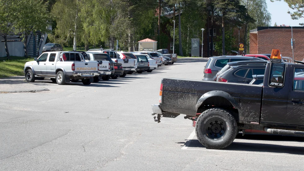"Jag tycker att kommunen borde införskaffa gratis parkeringar till A-traktorer och mopedbilar på alla skolor", skriver signaturen "En snäll elev". (Arkivbild)