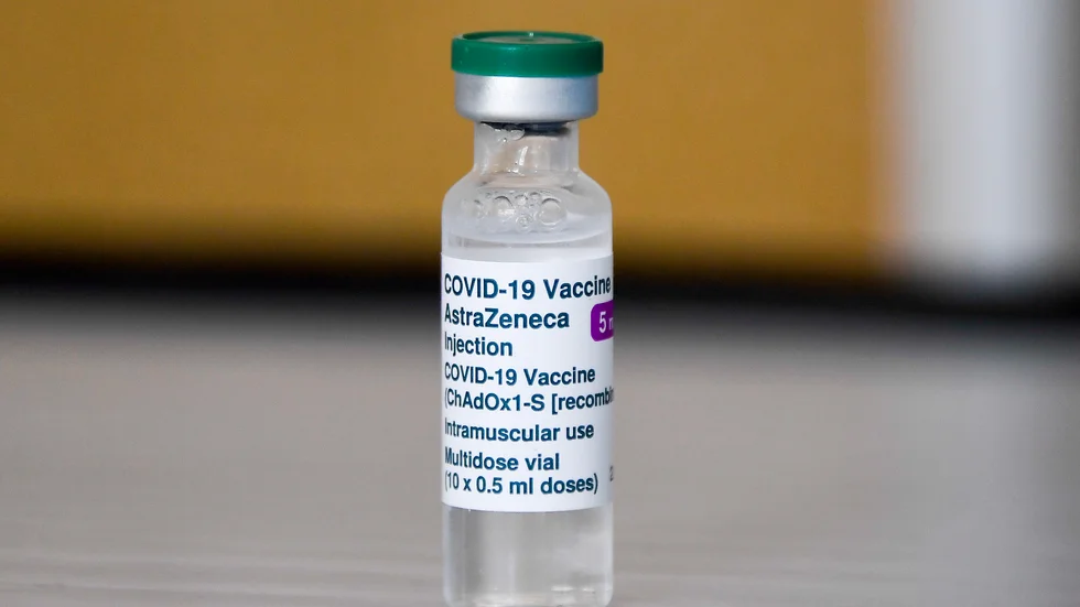 En dos av det brittisk-svenska läkemedelsbolaget Astra Zenecas vaccin mot covid-19. Vaccinet togs fram i samarbete med Oxfords universitet. Arkivbild.