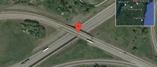 Olja på vägen stör trafiken
