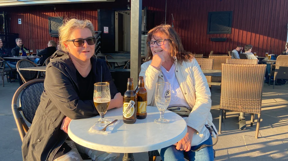 Cecilia Devell och Kerstin Ohlsson hade inte riktigt koll på att restaurangerna får ha öppet längre från och med på tisdagen. "Men det är trevligt", säger de.