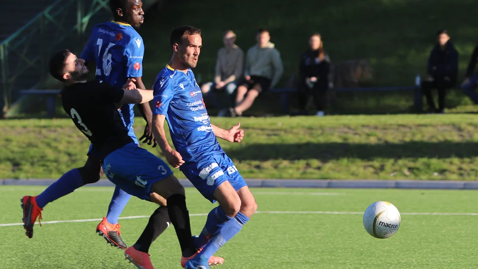Värmbols tränare Jan Melle var stolt över kämpainsatsen i Huddinge. Ebenezer Baraka Biregey gjorde det så viktiga 0–1-målet. Här vinner han boll med David Strömgren. (Arkivbild.)