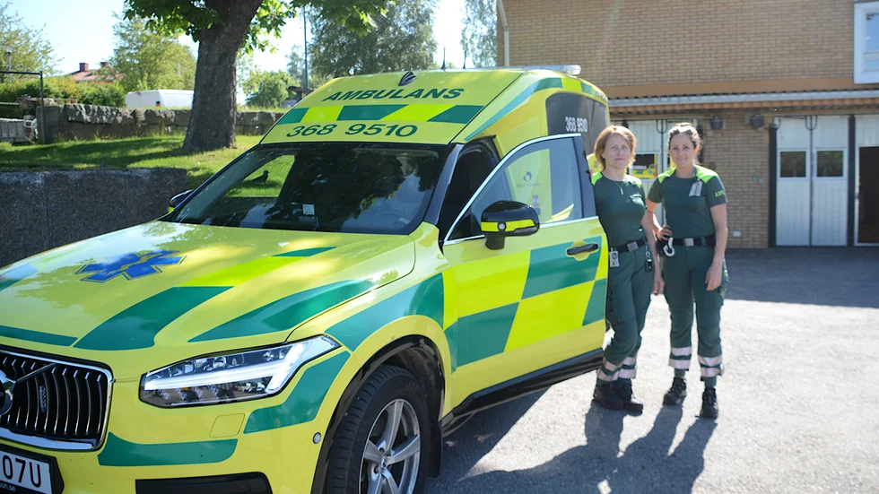 Ingela Schröder och Rebecca Fors vid en av de två ambulanser som är stationerad i Vimmerby.