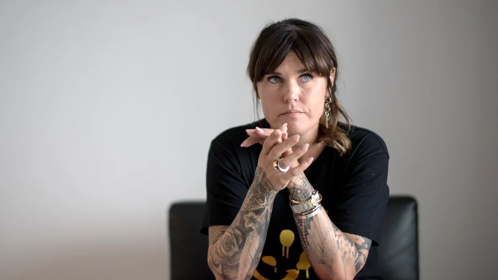 Mia Skäringer är skådespelare, författare, manusförfattare och komiker. Hon har tidigare utkommit med böckerna "Dyngkåt och hur helig som helst" (2009) och "Avig Maria" (2011).