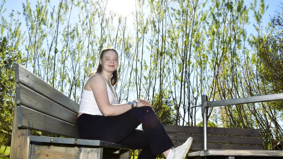 Hon har varit drabbad av pollenallergi hela livet men har de senaste åren gått igenom en hyposensibilisering. "Det är som en sorts vaccinering där man sprutar in allergenet i små små doser för att på så vis stärka kroppens försvar. Så nu kan jag sitta ute med dig så här en halvtimme utan att bli helt knäckt".