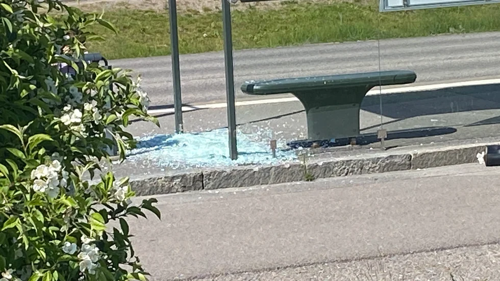 Ett flertal busskurer på Ingelsta har slagits sönder.