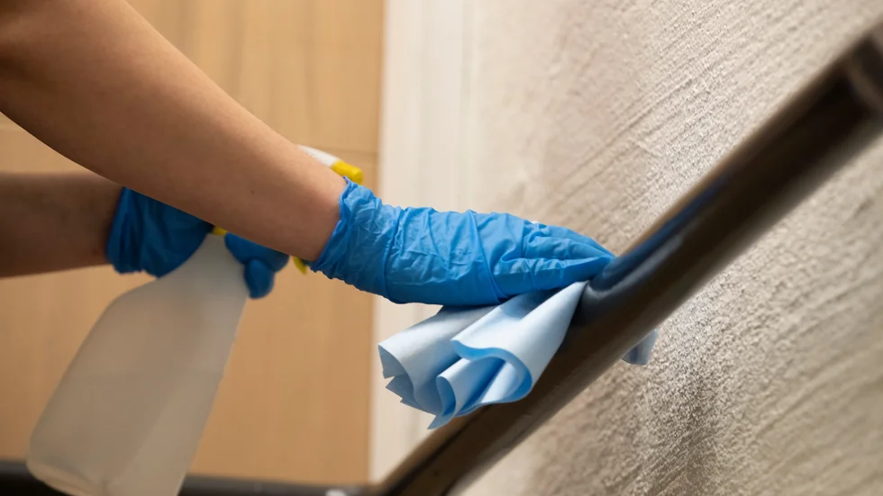 För många anställda inom exempelvis städbranschen innebär det nya inkomstkravet att de inte får stanna i Sverige. Ett exempel på dåligt konsekvenstänk från regeringens sida, menar skribenten.