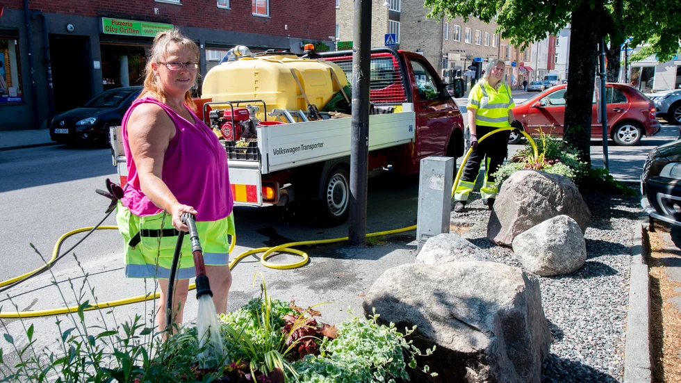 Lättare lastbilar som går på diesel kommer tankas med biobränsle i Nyköping. Kicki Palmqvist och Malin Ljungkvist vattnar blommor.