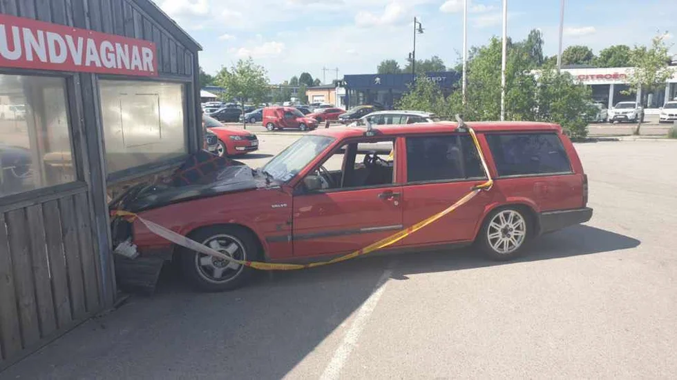Den stulna bilen har körts in i ett skjul för kundvagnar i Vimmerby. 