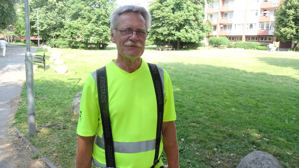 Jon Kjellekvist är miljö- och parkvårdare i Årby och att jobba i värmen kan klaras av med glatt humör menar han. 