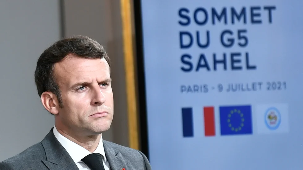Frankrikes president Emanuel Macron ger besked om truppneddragningen under en presskonferens i Paris.