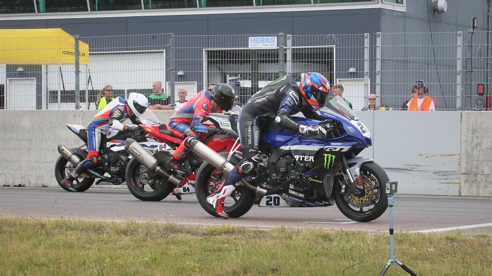 Fullt ös på cylindrarna var det när Superbike-klassen kördes på Mantorp Park under dagarna.