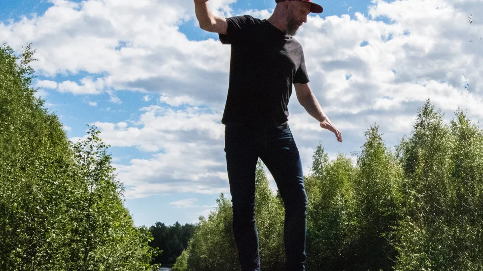 Göran Norman släpper ny musik på svenska och den ena heter passande nog ""Balanserar på ett broräcke".
