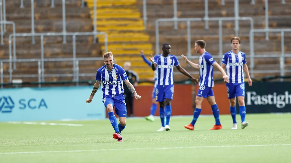 Sebastian Eriksson firar efter 2–0-målet.