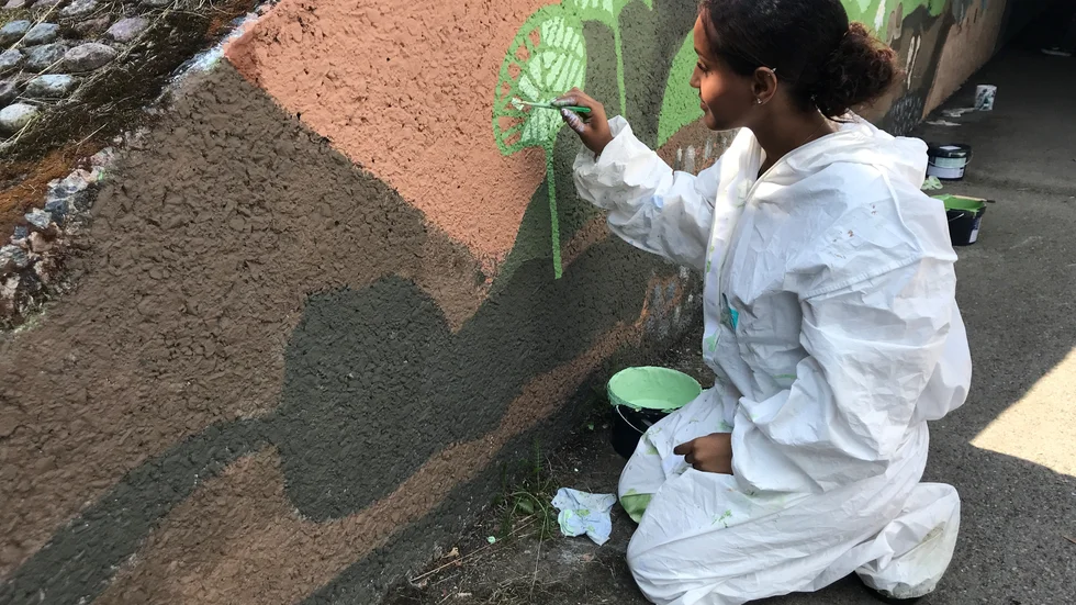 Ett av förra årets sommarjobb var att göra om en gångtunnel i Ramdalen till ett konstverk. Nazret Tesfay var en av dem som arbetare med det projektet.