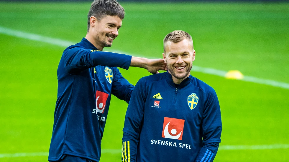 Mikael Lustig och Sebastian Larsson väntar med att ge besked om landslagsframtiden. Arkivbild.