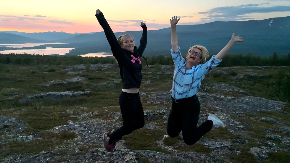 Hopp för boken! Författaren Stina Jackson och producenten för Bok & Vandring Maria Söderberg gläds åt litteraturintresset i fjällen. Bild från 2018. Just i år kan inte Stina Jackson delta, men kommer tillbaka. 