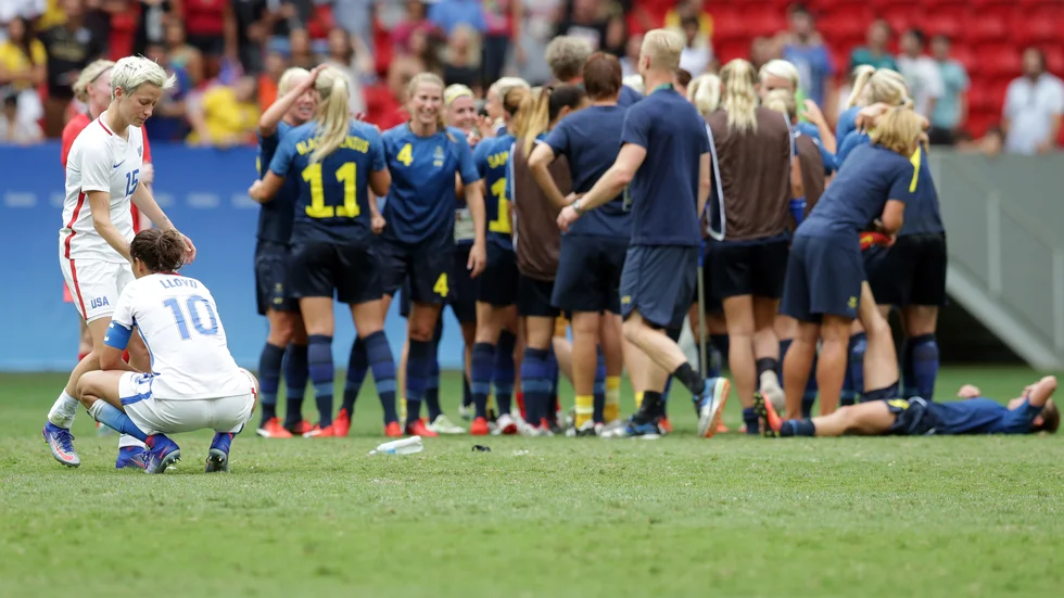 USA:s Megan Rapinoe och Carli Lloyd deppar efter förlusten mot Sverige i Rio 2016. Arkivbild.