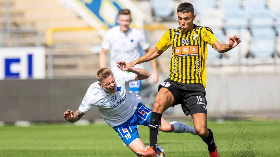 Ari Skulason på fall i matchen mellan IFK Norrköping och Häcken. 