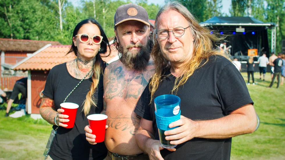 Kul att äntligen få spela inför publik igen, men lite skralt om folk, tycker Ubbe Rydeslätt i mitten. Han spelar i Devils Brew som avslutade fredagens uppställning. Med sig har han bandmedlemmen Anton Solli och frun Malin Rydeslätt.