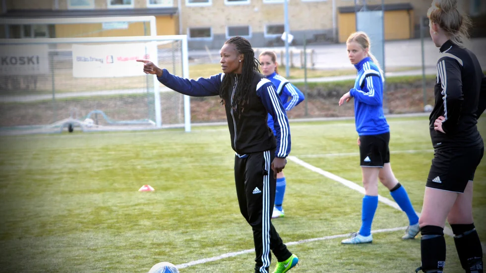Perpetua Nkwocha under sin tid som tränare i Clemensnäs IF.