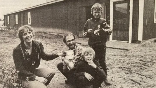 Solveig Öberg, Roknäs, länet enda kvinnliga grisfarmare Ibland får hon hjälp av maken Yngve och barnen Fredrik och Johan.