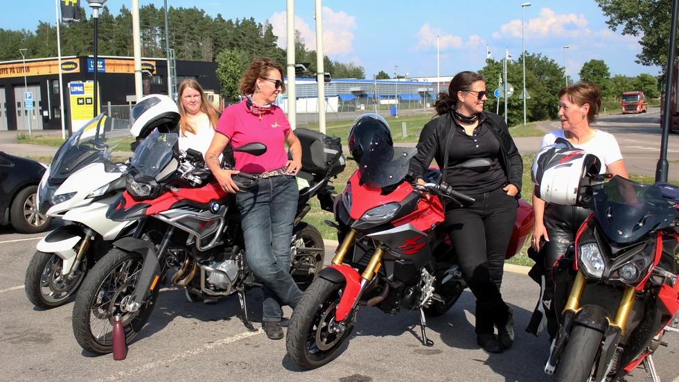 Några av medlemmarna i Bike Babes Östergötland tog sig ut på premiärtur förra torsdagen. Destinationen, Slusscaféet i Norsholm, är ett populärt besöksmål för MC-förare.