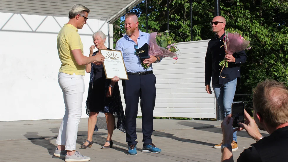 Robert Lantz tar emot priset som Årets Företagare i Linköping av arrangerande Företagarnas Anders Björck och Astrid Brissman. Till höger en annan finalist, Henrik Larsson.
