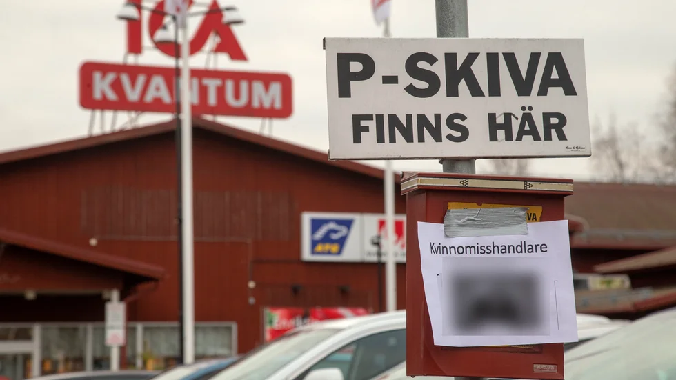 Kvinnorna misstänks ha hängt ut en man som kvinnomisshandlare på stan och i sociala medier. (Arkivbild)