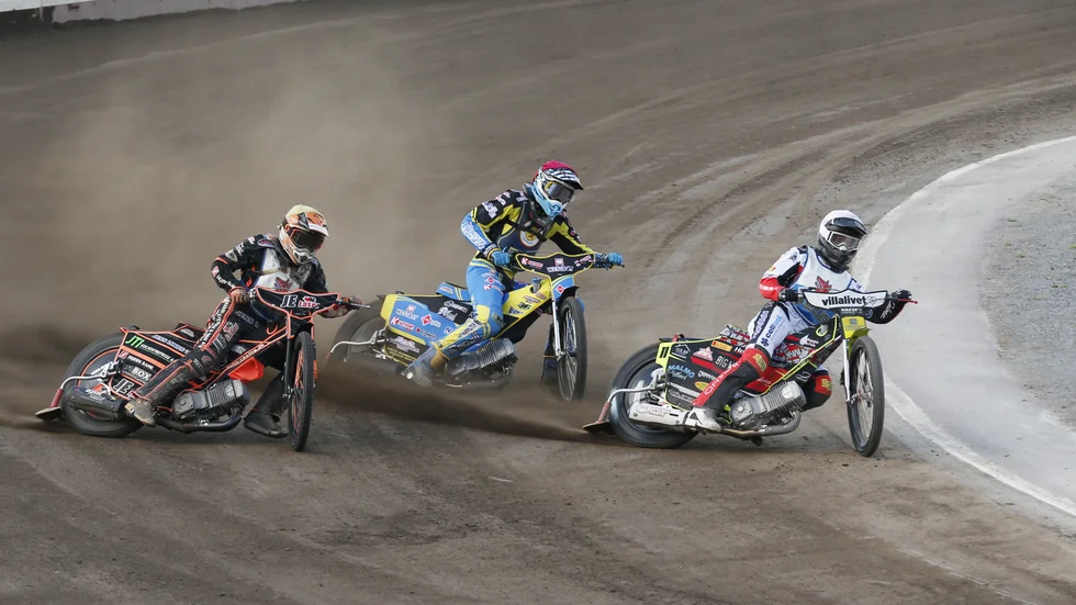 Noel Wahlqvist mellan Vargarnas Mathias Thörnblom, vit huva, och Kevin Pedersen, gul huva.