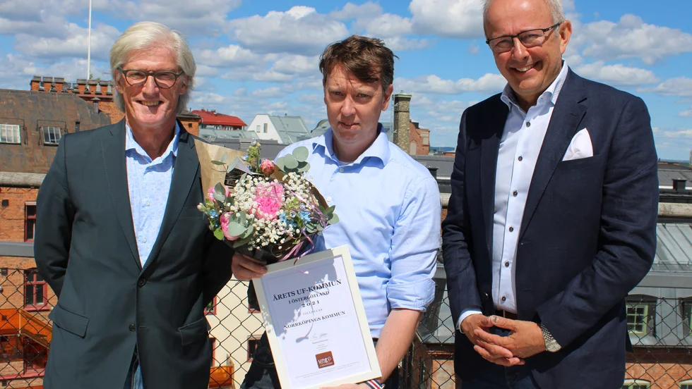 Claes Göransson, verksamhetschef för gymnasiet, Olle Vikmång, kommunstyrelsens ordförande och Pontus Lindblom, näringslivsdirektör, firade utmärkelsen med tårta.